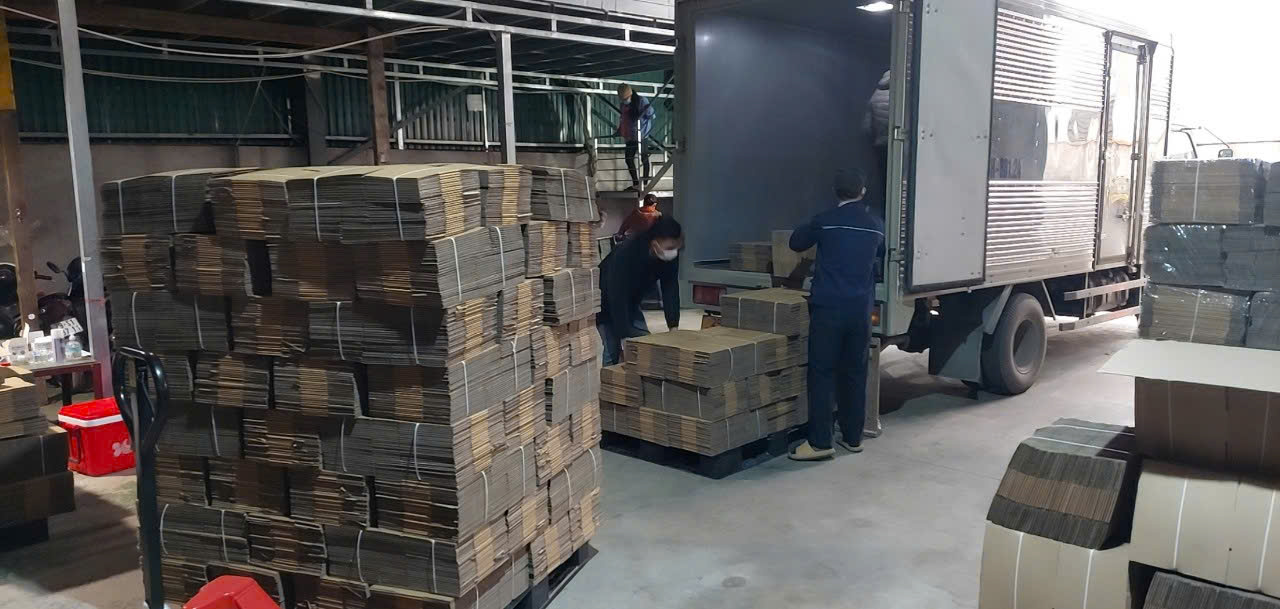Bốc xếp kiện hộp carton lên xe tải, khâu hay làm hàng bị móp khi giao