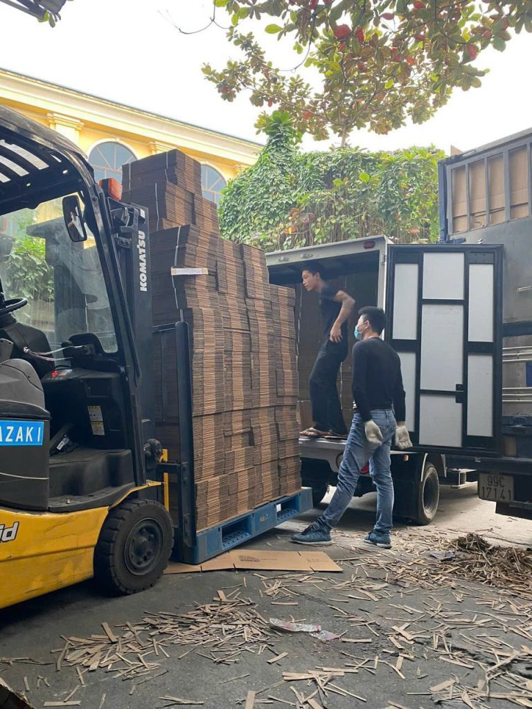 Xe chở hộp carton Bao Bì 247 giao khách mỗi ngày